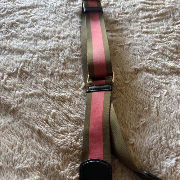 Marc Jacobs Pink Leather Crossbody Camera Bag with Gold Hardware - Picture 4 of 11